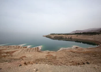 Esta fotografía tomada desde Jordania muestra una vista parcial del mar muerto el 20 de abril de 2021. (Khalil Mazraawi/AFP)