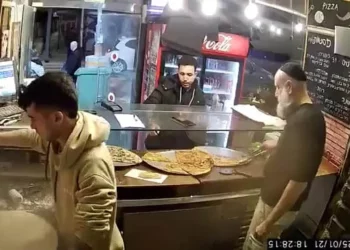 Abdelaziz Kaddi (frente a la cámara) compra pizza en Pizza and Tortilla en Tel Aviv, poco antes de llevar a cabo un ataque terrorista el 22 de enero de 2025 (captura de pantalla utilizada de conformidad con la cláusula 27a de la Ley de Derechos de Autor)