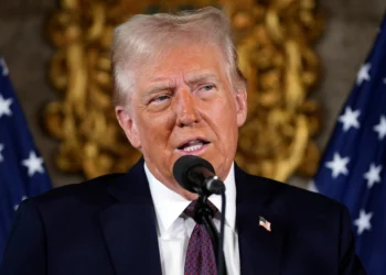 El presidente electo de Estados Unidos, Donald Trump, habla durante una conferencia de prensa en Mar-a-Lago, en Palm Beach, Florida, el 7 de enero de 2025. (Evan Vucci/AP)