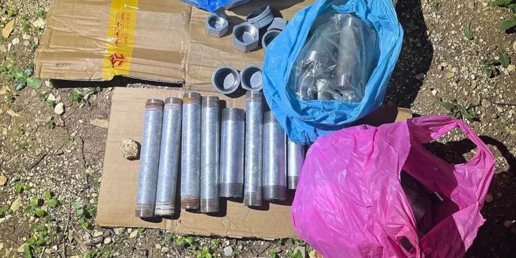 Presuntas piezas de bombas que se planea utilizar en ataques terroristas en Kabul, en el norte de Israel, en una imagen publicada el 9 de enero de 2024. (Policía de Israel)