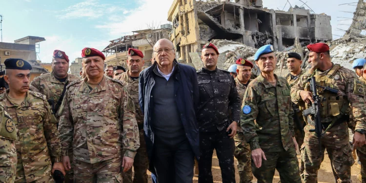 El primer ministro interino del Líbano, Najib Mikati, visita la aldea de Khiam, en el sur del Líbano, el 23 de diciembre de 2024. (AFP)