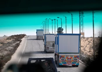 Soldados egipcios acompañan a camiones que transportan casas prefabricadas, mientras recorren una carretera en la península del Sinaí, en el norte de Egipto, cerca de la ciudad de Bir al-Abd, hacia la frontera con la Franja de Gaza el 19 de enero de 2025, poco después de que se implementara un acuerdo de alto el fuego en la guerra entre Israel y Hamás (Khaled DESOUKI / AFP)