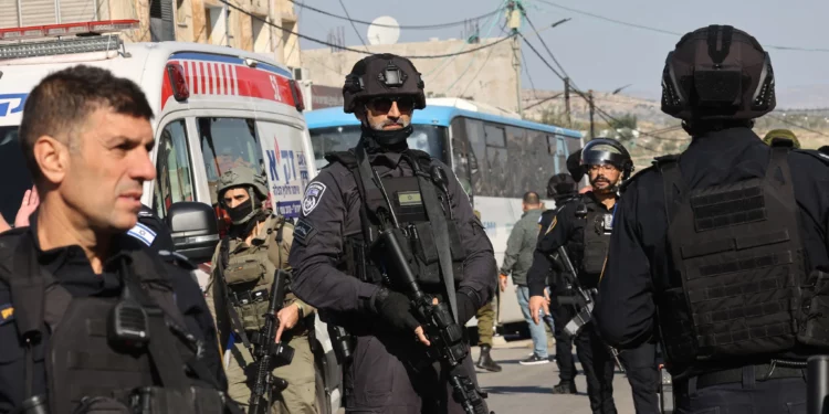 Las fuerzas de seguridad israelíes se reúnen en el lugar donde se produjo un tiroteo terrorista mortal cerca de la aldea de al-Funduq, en Judea y Samaria, el 6 de enero de 2025. (Gil Cohen-Magen/AFP)