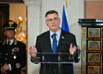 El ministro de Asuntos Exteriores, Gideon Sa'ar, en una conferencia de prensa en Villa Madama en Roma el 14 de enero de 2025. (Andreas SOLARO / AFP)