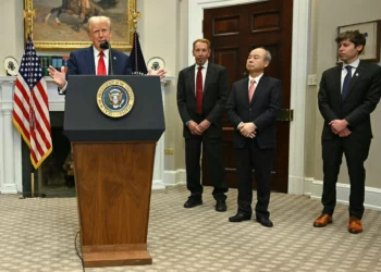 El presidente de Estados Unidos, Donald Trump, habla en la Sala Roosevelt, flanqueado por Masayoshi Son (2.° der.), presidente y director ejecutivo de SoftBank Group Corp, Larry Ellison (2.° de izq.), director ejecutivo de Oracle, y Sam Altman (der.), director ejecutivo de Open AI, en la Casa Blanca el 21 de enero de 2025, en Washington, DC. (Jim WATSON / AFP)