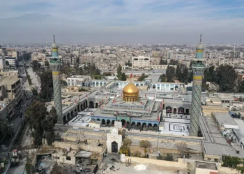 Una vista aérea muestra el santuario de Sayyida Zeinab, que según se cree alberga la tumba de Zeinab bint Ali, hija del imán Ali y Fátima, y ​​nieta del profeta islámico Mahoma, en los suburbios del sur de Damasco, el 11 de diciembre de 2024. (Dylan COLLINS / AFP)