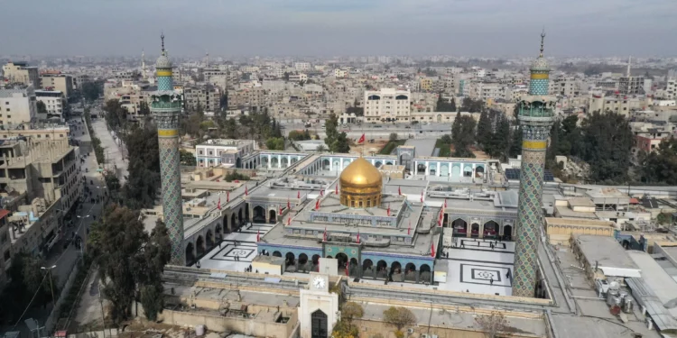 Una vista aérea muestra el santuario de Sayyida Zeinab, que según se cree alberga la tumba de Zeinab bint Ali, hija del imán Ali y Fátima, y ​​nieta del profeta islámico Mahoma, en los suburbios del sur de Damasco, el 11 de diciembre de 2024. (Dylan COLLINS / AFP)