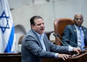 El líder del Hadash, Ayman Odeh, habla durante una sesión plenaria en la Knéset en Jerusalén, el 18 de diciembre de 2024. (Chaim Goldberg/Flash90)