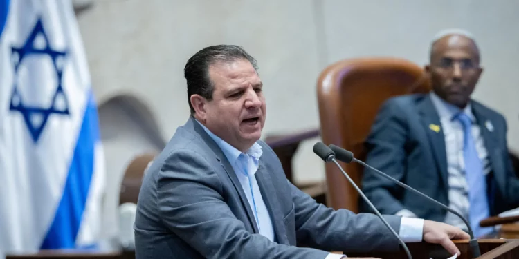 El líder del Hadash, Ayman Odeh, habla durante una sesión plenaria en la Knéset en Jerusalén, el 18 de diciembre de 2024. (Chaim Goldberg/Flash90)