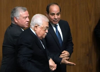 El presidente egipcio, Abdul Fatah el Sisi (derecha), saluda al presidente de la Autoridad Palestina, Mahmoud Abás (centro), y al rey Abdullah II de Jordania, durante una conferencia en la sede de la Liga Árabe en El Cairo, Egipto, el 12 de febrero de 2023. (Foto AP/Amr Nabil)