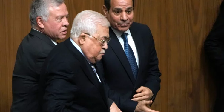 El presidente egipcio, Abdul Fatah el Sisi (derecha), saluda al presidente de la Autoridad Palestina, Mahmoud Abás (centro), y al rey Abdullah II de Jordania, durante una conferencia en la sede de la Liga Árabe en El Cairo, Egipto, el 12 de febrero de 2023. (Foto AP/Amr Nabil)