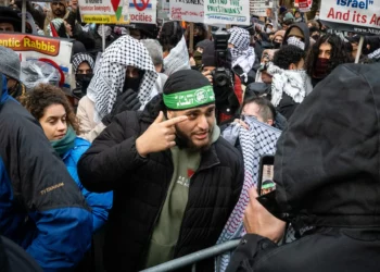 Un hombre con una banda en la cabeza que representa a Hamás en una protesta contra Israel en la ciudad de Nueva York, el 6 de enero de 2025. (Luke Tress/Times of Israel)