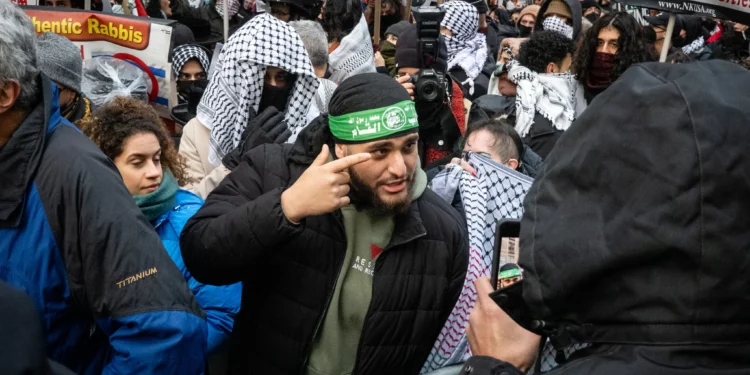 Un hombre con una banda en la cabeza que representa a Hamás en una protesta contra Israel en la ciudad de Nueva York, el 6 de enero de 2025. (Luke Tress/Times of Israel)