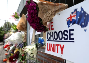 Se ven mensajes y flores adheridos a la cerca de la sinagoga Adass Israel en el suburbio de Ripponlea, en Melbourne, el 9 de diciembre de 2024. (Martin KEEP / AFP)