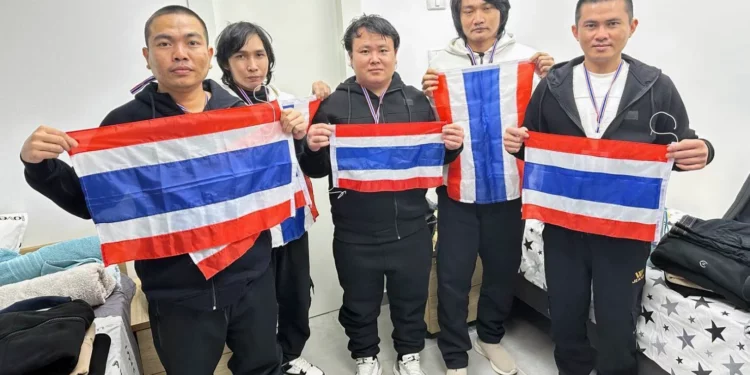 Rehenes tailandeses liberados de Hamás (de izquierda a derecha: Surasak Lumnau, Sathian Suwannakham, Bannawat Saethao, Watchara Sriaoun y PONGak Thaenna) sostienen la bandera de Tailandia en Israel, el 30 de enero de 2025. (Embajada Real de Tailandia en Tel Aviv vía AP)