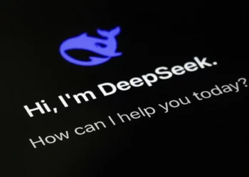 La página de la aplicación DeepSeek para teléfonos inteligentes se ve en la pantalla de un teléfono inteligente en Beijing, el 28 de enero de 2025. (Foto AP/Andy Wong)