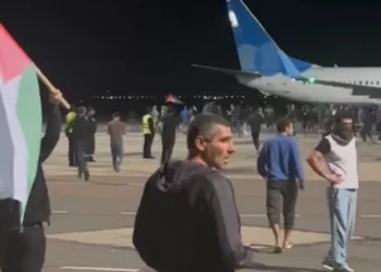 Ilustrativo: Esta captura de pantalla tomada de un video publicado en el canal de Telegram @askrasul el 29 de octubre de 2023 muestra a los alborotadores en el Aeropuerto Internacional de Makhachkala, en la República Caucásica de Dagastan, buscando pasajeros israelíes y judíos mientras llega un avión procedente de Tel Aviv. (Captura de pantalla: Telegram/@askrasul vía AFP, utilizada de acuerdo con la Cláusula 27a de la Ley de Derechos de Autor)