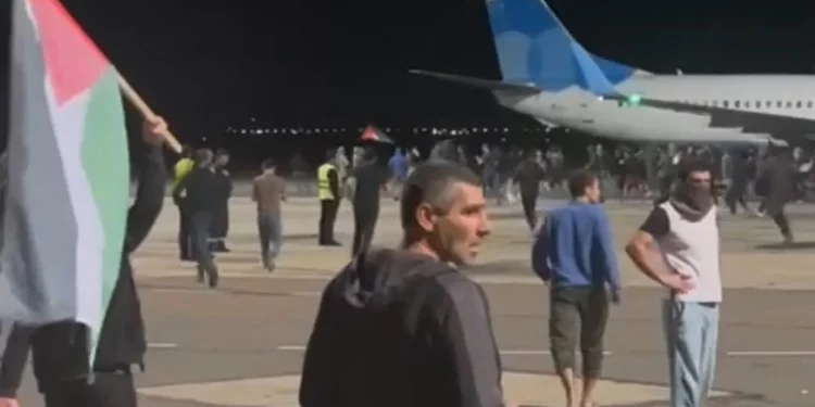 Ilustrativo: Esta captura de pantalla tomada de un video publicado en el canal de Telegram @askrasul el 29 de octubre de 2023 muestra a los alborotadores en el Aeropuerto Internacional de Makhachkala, en la República Caucásica de Dagastan, buscando pasajeros israelíes y judíos mientras llega un avión procedente de Tel Aviv. (Captura de pantalla: Telegram/@askrasul vía AFP, utilizada de acuerdo con la Cláusula 27a de la Ley de Derechos de Autor)