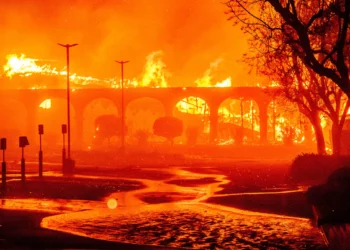 El Templo y Centro Judío de Pasadena arde durante el incendio de Eaton en Pasadena, California, el 7 de enero de 2025 (JOSH EDELSON / AFP)