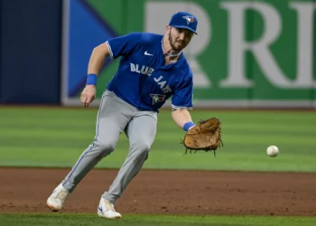 El primera base de los Toronto Blue Jays, Spencer Horwitz, intenta atrapar un roletazo dentro del cuadro durante un partido de béisbol contra los Tampa Bay Rays el 21 de septiembre de 2024 en St. Petersburg, Florida. (Foto AP/Steve Nesius, Archivo)