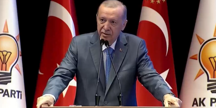 El presidente turco, Recep Tayyip Erdogan, habla en un evento sobre derechos humanos organizado por su partido político islamista AKP en la capital turca, Ankara, el 5 de agosto de 2024. (Captura de pantalla: X/Türkiye Canlı, utilizada de conformidad con la Cláusula 27a de la Ley de Derechos de Autor)