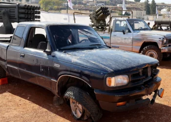 Imagen: Vehículos con lanzadores de armas montados que, según el ejército israelí, pertenecían al grupo terrorista libanés Hezbolá y que fueron confiscados por las fuerzas armadas durante la operación terrestre en el sur del Líbano, se muestran a los medios de comunicación el 23 de diciembre de 2024 en una base militar del norte de Israel. (Jack Guez/AFP)