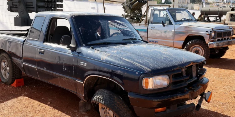 Imagen: Vehículos con lanzadores de armas montados que, según el ejército israelí, pertenecían al grupo terrorista libanés Hezbolá y que fueron confiscados por las fuerzas armadas durante la operación terrestre en el sur del Líbano, se muestran a los medios de comunicación el 23 de diciembre de 2024 en una base militar del norte de Israel. (Jack Guez/AFP)