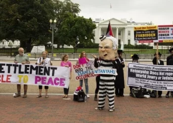 Protesta contra la visita del primer ministro israelí, Benjamin Netanyahu, a la Casa Blanca en Washington, DC, el 1 de octubre de 2014. (Crédito de la foto: AFP/Jim WATSON)