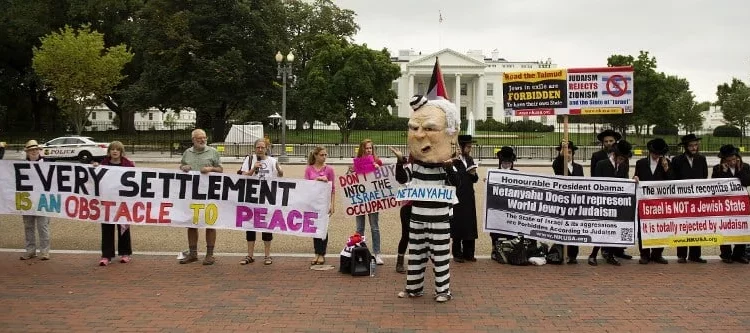 Protesta contra la visita del primer ministro israelí, Benjamin Netanyahu, a la Casa Blanca en Washington, DC, el 1 de octubre de 2014. (Crédito de la foto: AFP/Jim WATSON)