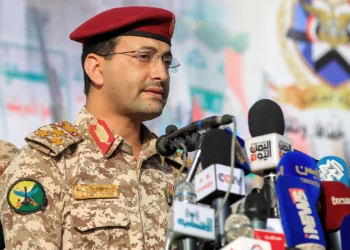 El brigadier Yahya Saree Qasim, portavoz del grupo Hutí de Yemen, habla durante una manifestación denunciando a Israel en Saná el 3 de enero de 2025. (Foto de Mohammed HUWAIS / AFP)