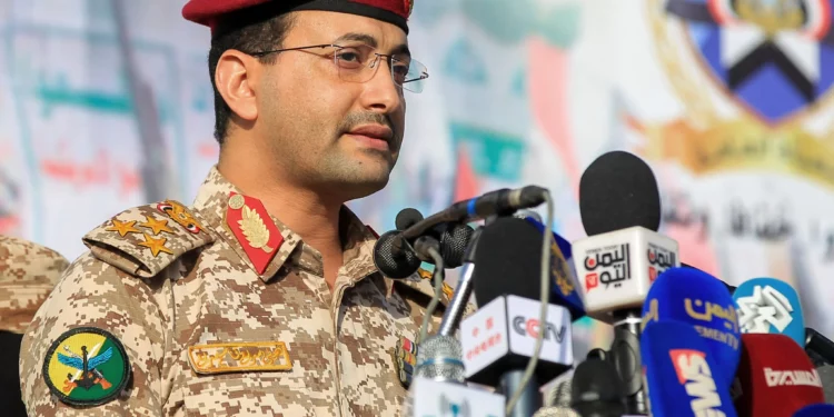 El brigadier Yahya Saree Qasim, portavoz del grupo Hutí de Yemen, habla durante una manifestación denunciando a Israel en Saná el 3 de enero de 2025. (Foto de Mohammed HUWAIS / AFP)