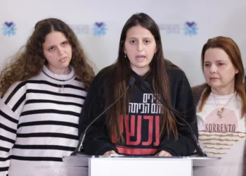 Yulie (izquierda), Ella (centro) y Raz Ben Ami (derecha) en una conferencia de prensa tras la liberación de Ohad Ben Ami, el 9 de febrero de 2025. (Crédito de la foto: ALON GILBOA)