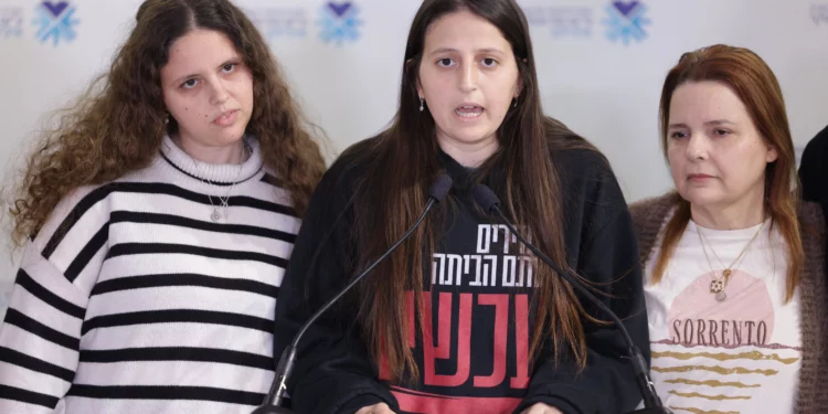 Yulie (izquierda), Ella (centro) y Raz Ben Ami (derecha) en una conferencia de prensa tras la liberación de Ohad Ben Ami, el 9 de febrero de 2025. (Crédito de la foto: ALON GILBOA)