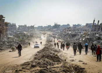 Palestinos desplazados regresan a sus hogares en el norte de Gaza como parte de un acuerdo de alto el fuego entre Israel y Hamás el 29 de enero de 2025. (Khalil Kahlout/Flash90)