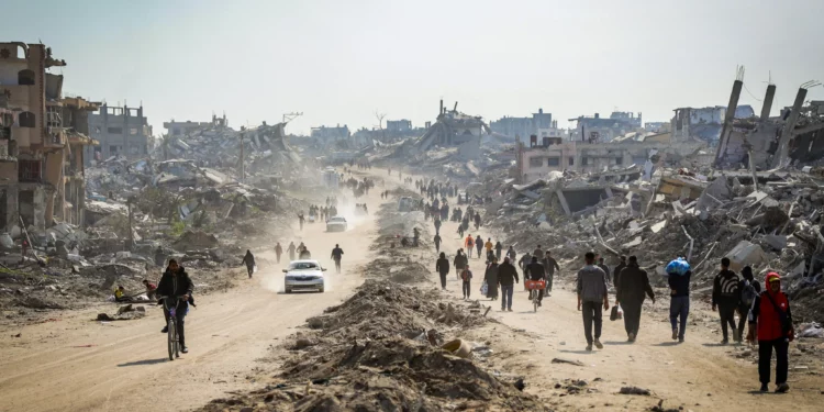 Palestinos desplazados regresan a sus hogares en el norte de Gaza como parte de un acuerdo de alto el fuego entre Israel y Hamás el 29 de enero de 2025. (Khalil Kahlout/Flash90)