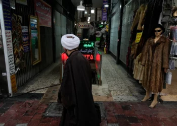 Un clérigo camina frente a un centro comercial en el norte de Teherán, Irán, el 27 de enero de 2025. (Foto AP/Vahid Salemi)