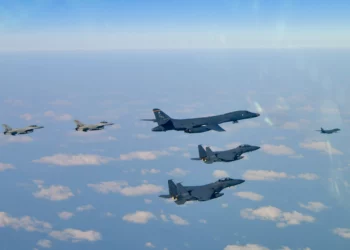 Dos B-1B Lancers de la Fuerza Aérea de EE.UU. vuelan en formación con dos F-15 Slam Eagles de la Fuerza Aérea de la República de Corea y dos F-16 Fighting Falcons de la Fuerza Aérea de EE.UU. durante un entrenamiento bilateral en el espacio aéreo de entrenamiento sobre Corea del Sur, 20 de febrero de 2025. A los aviones se unieron cuatro F-35A de la ROKAF, un F-16 más de la Fuerza Aérea de EE.UU. y cuatro F-35B Lightning II del Cuerpo de Marines de EE.UU. para entrenamiento de ataque de precisión e interdicción aérea. (Foto cortesía de la Fuerza Aérea de la ROK)