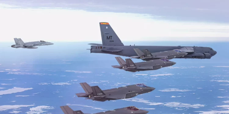 B-52, F-35 y F/A-18 sobrevuelan Estonia en su Día de la Independencia