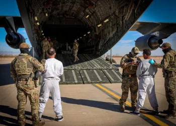 Avión C-17 de EE. UU. lleva migrantes detenidos a Guantánamo