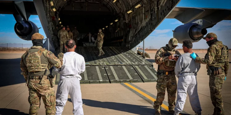 Avión C-17 de EE. UU. lleva migrantes detenidos a Guantánamo