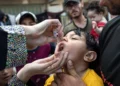 Un niño recibe una vacuna contra la polio en un campamento improvisado para personas desplazadas por la guerra en una escuela dirigida por la UNRWA en Jan Yunis, en el sur de la Franja de Gaza, el 5 de septiembre de 2024, en medio de la guerra en curso en el territorio palestino entre Israel y Hamás. (Bashar TALEB / AFP)