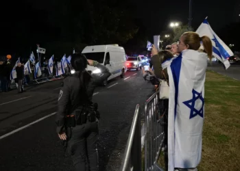 Convoy que transporta posibles restos de Shiri Bibas llega a Israel