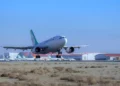 Imagen: Un avión aterriza en el Aeropuerto Internacional Imán Jomeini de Teherán, el 4 de febrero de 2021. (Saeed Kaari/IKAC vía AP)