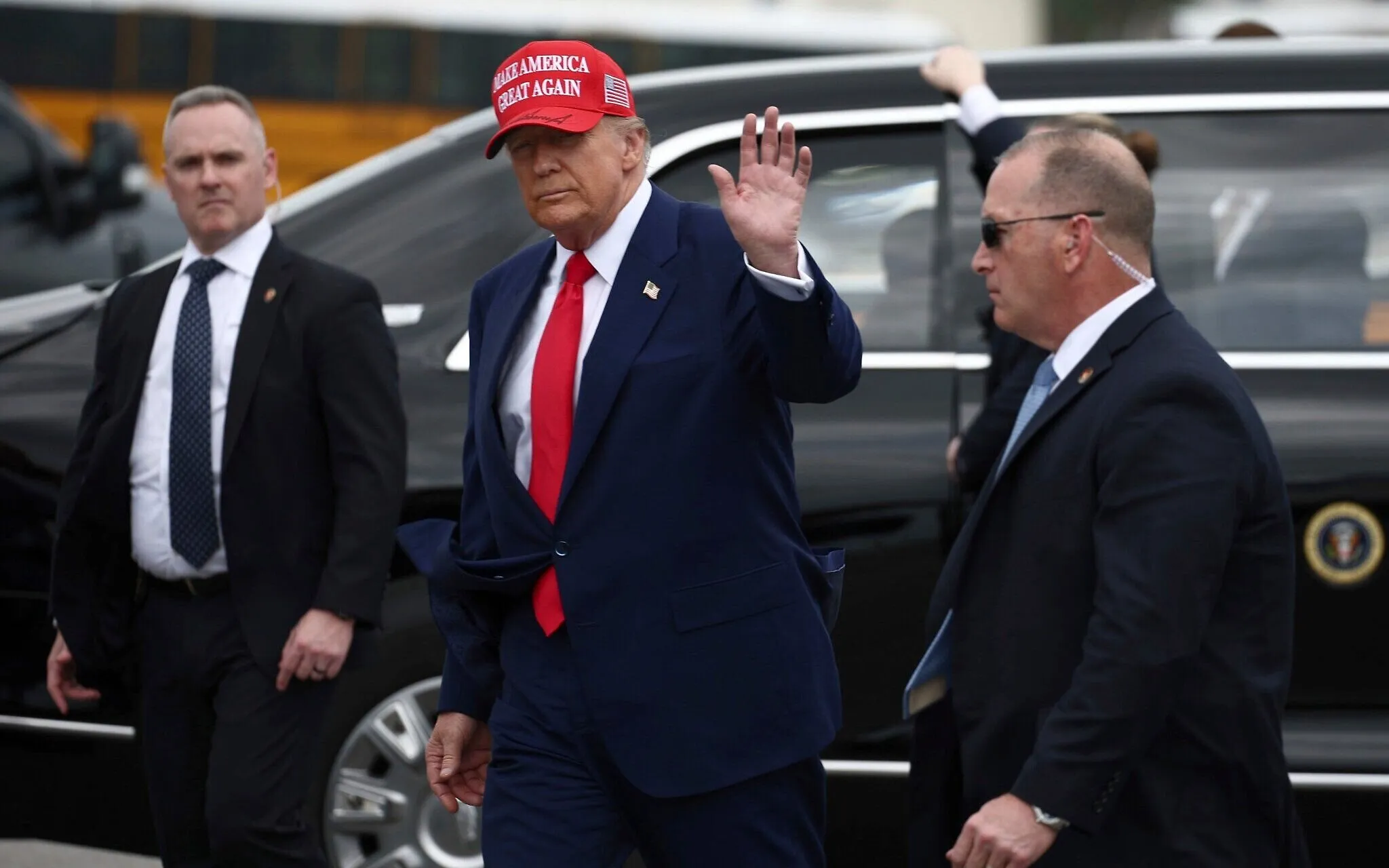 El presidente de Estados Unidos, Donald Trump, saluda a su llegada en el Air Force One para asistir a la carrera de autos NASCAR Daytona 500 en el Daytona International Speedway, el 16 de febrero de 2025, en Daytona Beach, Florida. (Chris Graythen/Pool vía AP)