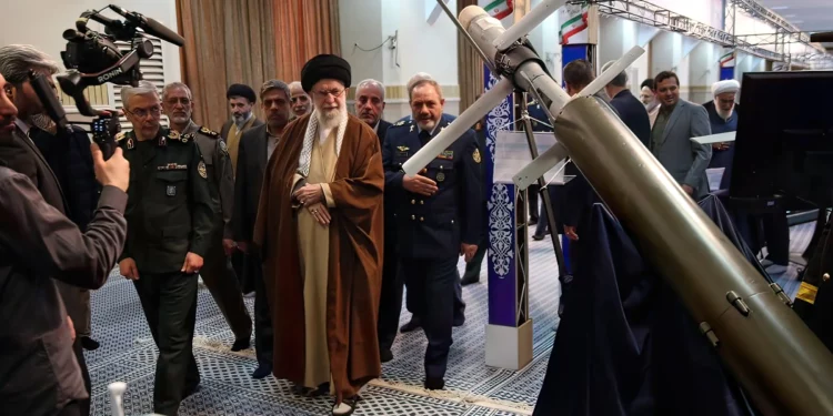Irán revela dron suicida submarino con inteligencia artificial