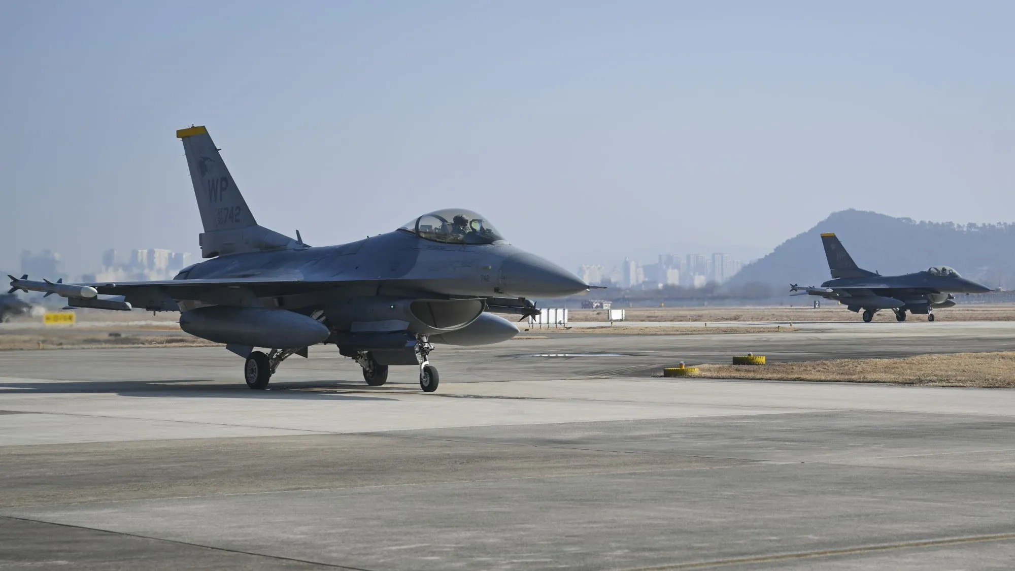 Dos F-16 Fighting Falcons del 80º Escuadrón de Cazas llegan a la Base Aérea de Gwangju, República de Corea, para apoyar las operaciones de Empleo de Combate Ágil para el ejercicio Beverly Pack 25-1, el 13 de enero de 2025.