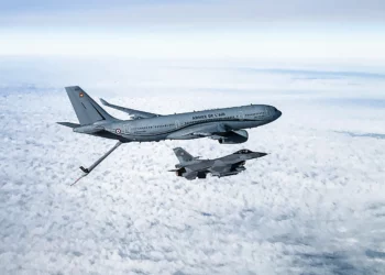 Avión cisterna francés A330 reabasteció a cazas F-16