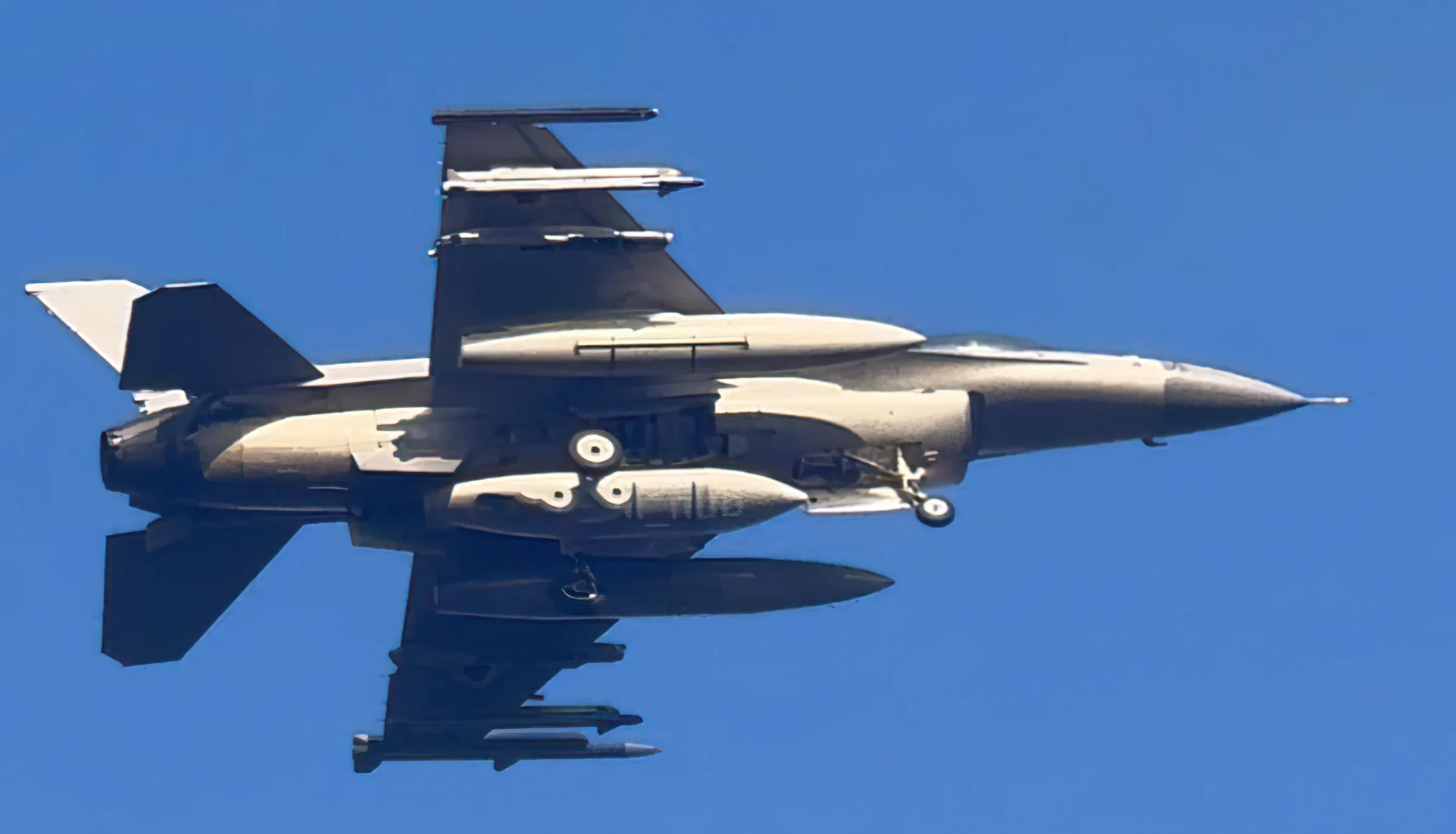 El F-16AM Fighting Falcon de la Fuerza Aérea de Ucrania regresa de una patrulla aérea de combate, después de haber gastado uno de sus misiles AMRAAM de la serie AIM-120C.