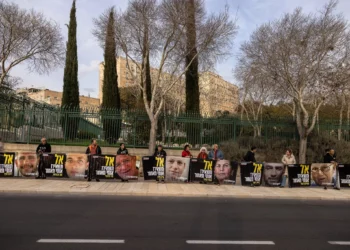 Partidarios y familiares de rehenes israelíes sostienen carteles con fotos de cautivos en los que se lee "No me dejen atrás", frente a la oficina del primer ministro en Jerusalén el 3 de febrero de 2025. (Menahem Kahana / AFP)