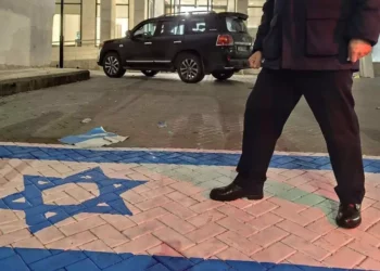 Funcionario jordano pisotea la bandera de Israel